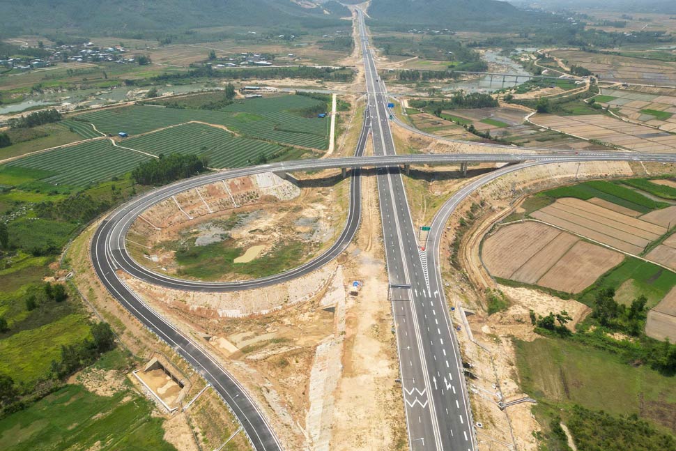 At noon on April 29, nearly 178km of the North-South expressway through Quang Ngai and Gia Lai provinces officially opened. Photo: Hoai Phuong