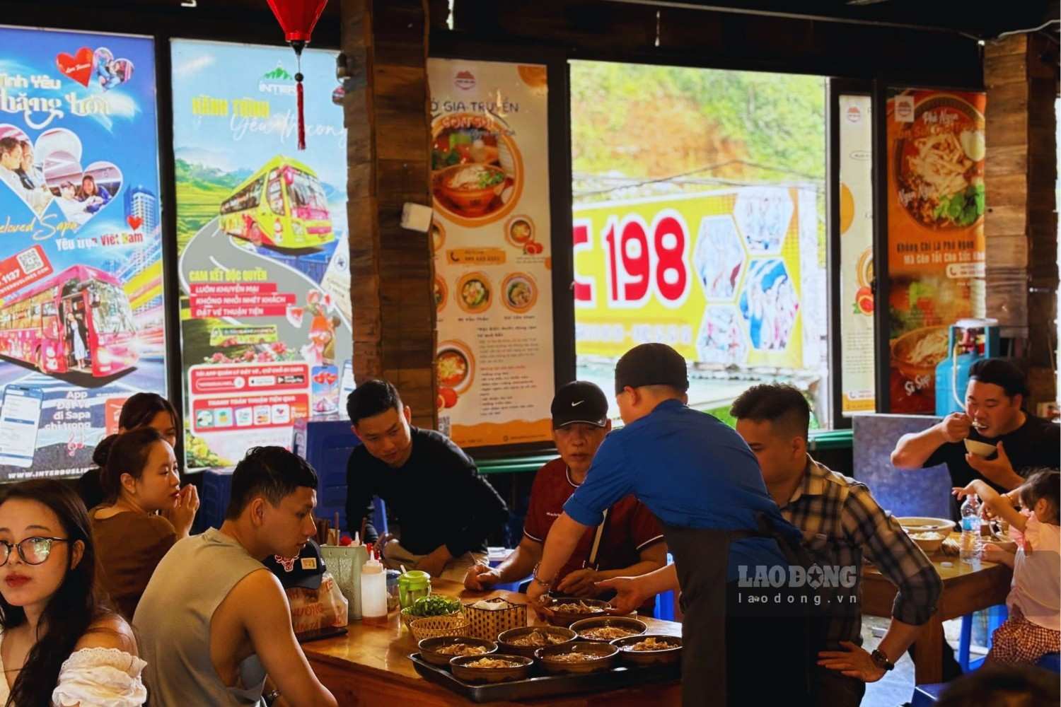 Phở cốn sủi Ông Há thu hút cả du khách lẫn người dân địa phương đến thưởng thức. Ảnh: Nguyễn Đạt