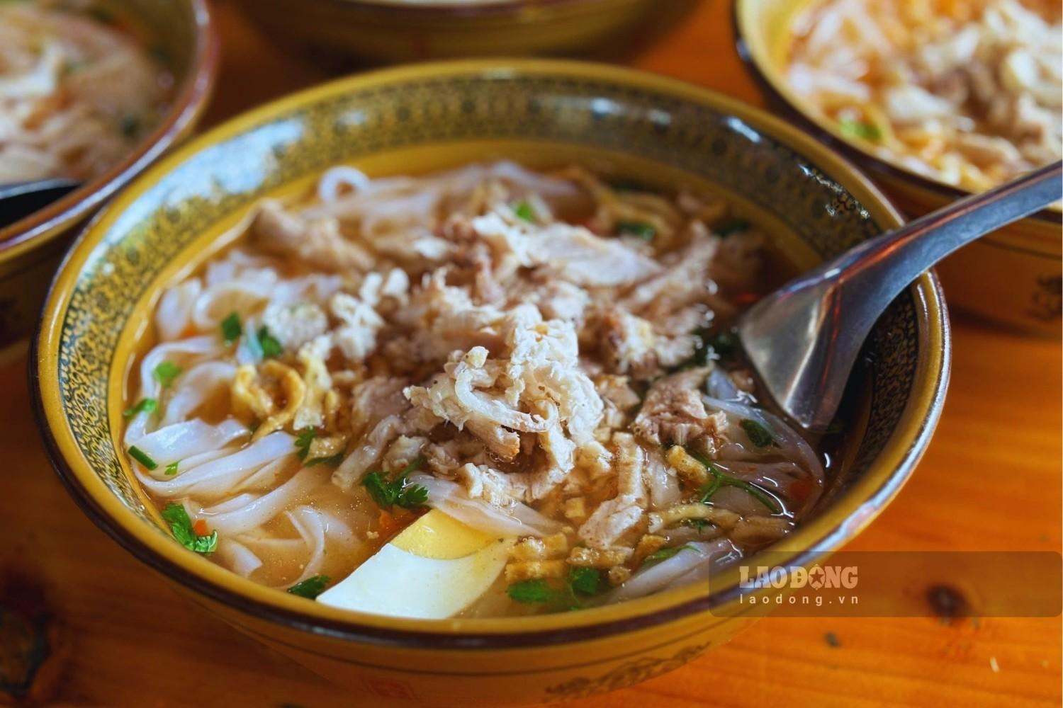 Phở cốn sủi có sự hòa quyện hương vị của mì, khoa chiên giòn, thịt ba chỉ, trứng, rau thơm và nước sốt gấc sánh. Ảnh: Nguyễn Đạt