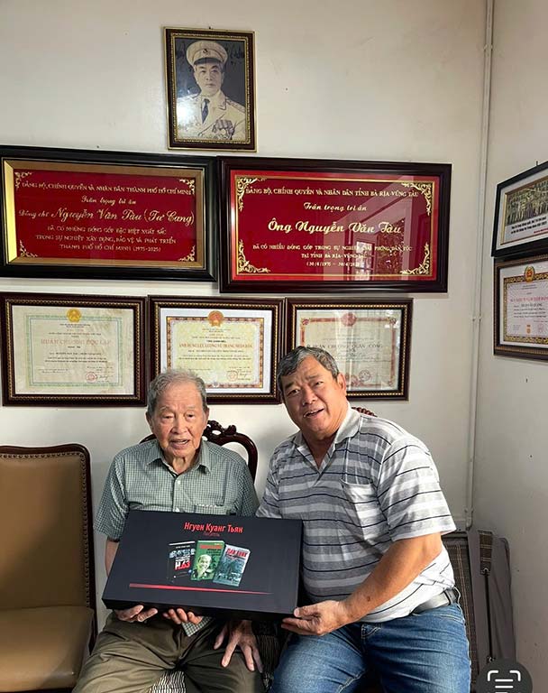 Nhà văn Nguyễn Quang Chánh  cùng ông Tư Cang và tác phẩm  được xuất bản bằng tiếng Nga.  Ảnh: Nhân vật cung cấp