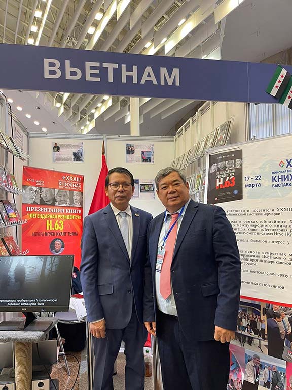 Nhà văn Nguyễn Quang Chánh  (bên phải) tại Hội chợ Sách quốc  tế tại Belarus vào tháng Ba vừa  qua.  Ảnh: Nhân vật cung cấp