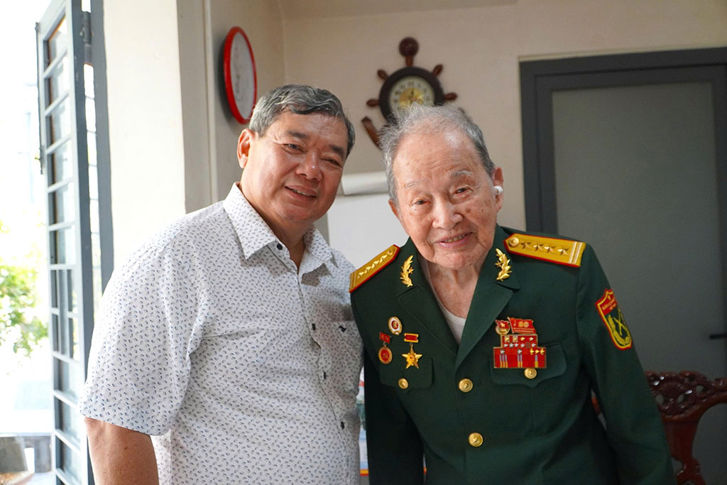 Đại tá tình  báo, Anh  hùng LLVTND  Nguyễn Văn  Tàu (Tư Cang)  và nhà văn  Nguyễn Quang  Chánh.  Ảnh: MAI ANH