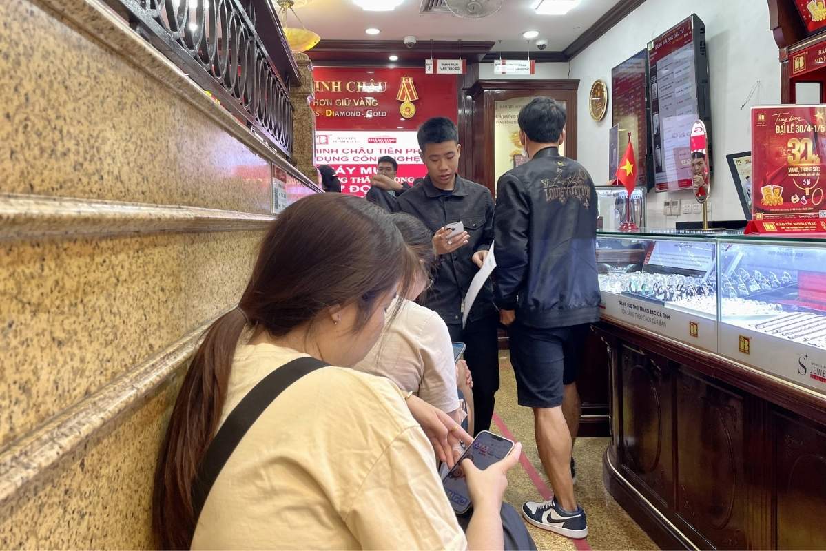 Bên cạnh hình thức thanh toán bằng máy tự động, số lượng khách còn lại được hướng dẫn vào quầy trực tiếp giao dịch. Ảnh: Thanh Bình 