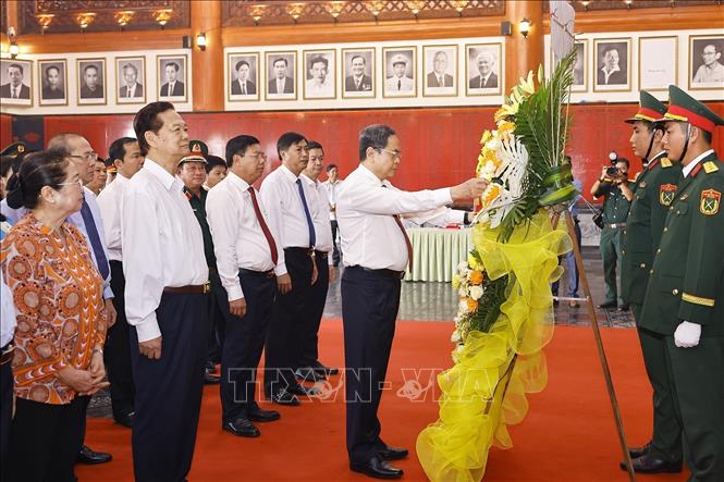 National Assembly Chairman Tran Thanh Man and the working delegation offer incense at the Temple of Remembrance for Heroic Martyrs and People with Meritorious Services of An Giang province. Photo: Phuong Vu