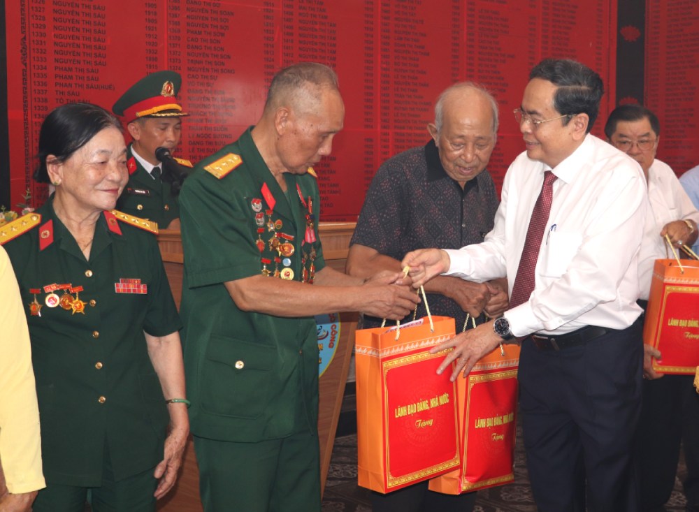 Chủ tịch Quốc hội Trần Thanh Mẫn tặng quà cho thương binh, bệnh binh, người có công. Ảnh: Phương Vũ