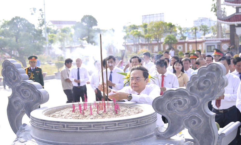 National Assembly Chairman Tran Thanh Man and the working delegation offer incense at the Temple of Remembrance for Heroic Martyrs and People with Meritorious Services of An Giang province. Photo: Phuong Vu
