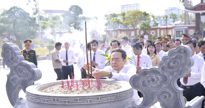 Chủ tịch Quốc hội Trần Thanh Mẫn dâng hương tại Đền thờ ở An Giang