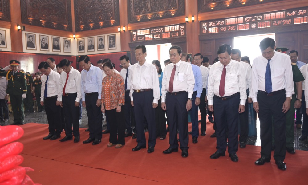 Trong không khí trang nghiêm, đoàn công tác đã dành phút mặc niệm, bày tỏ lòng thành kính và tri ân sâu sắc đối với công lao to lớn của các Anh hùng liệt sĩ. Ảnh: Phương Vũ