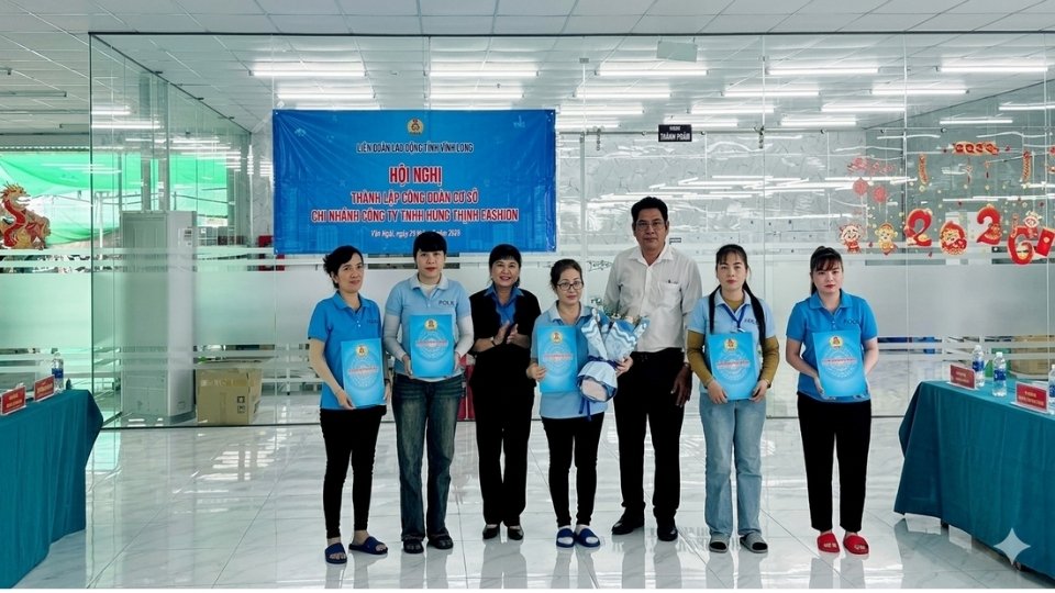 Establishment of the grassroots Trade Union of Hung Thinh Fashion Company Branch, admission of 119 workers, strengthening care and protection of workers' rights. Photo: Vinh Long Provincial Labor Federation