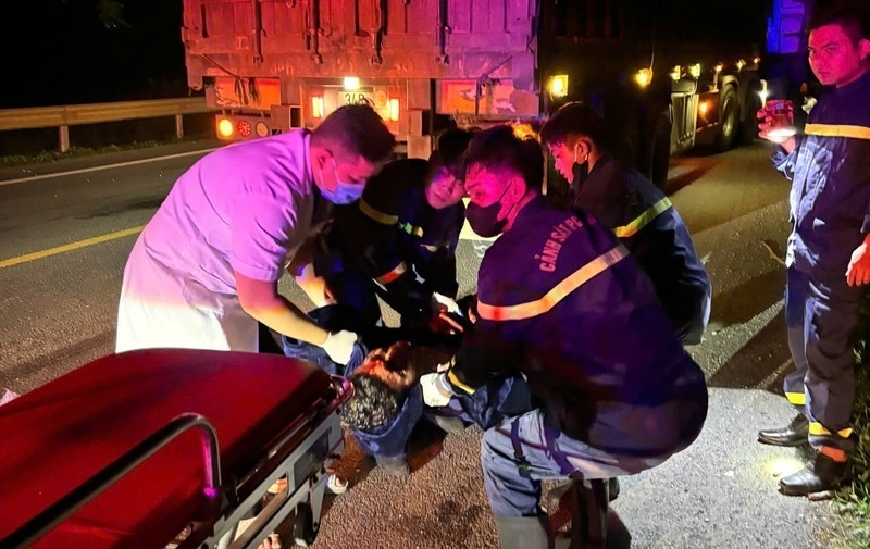 The victim was rescued by functional forces and taken out safely. Photo: CACC