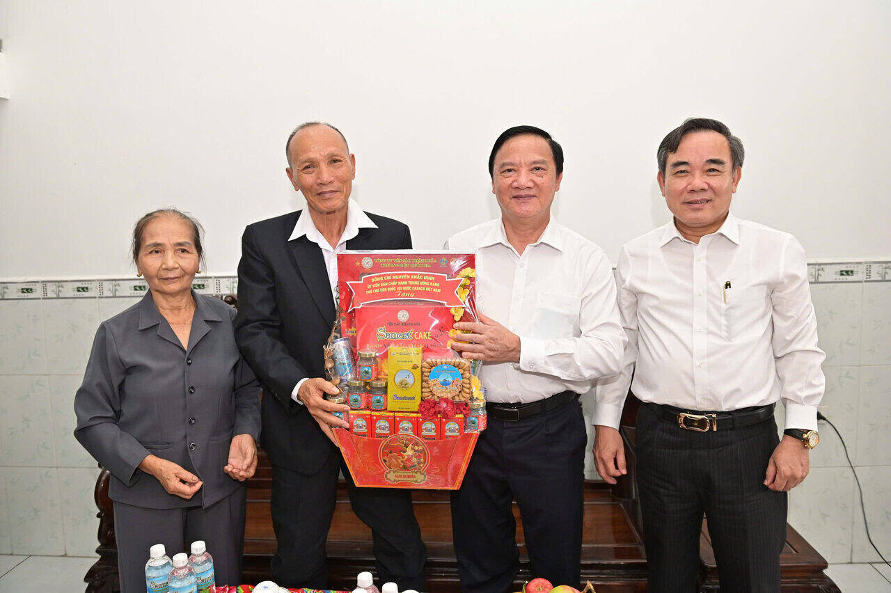 Phó Chủ tịch Quốc hội Nguyễn Khắc Định tặng quà gia đình ông Nguyễn Bá Minh. Ảnh: Thanh Thúy 