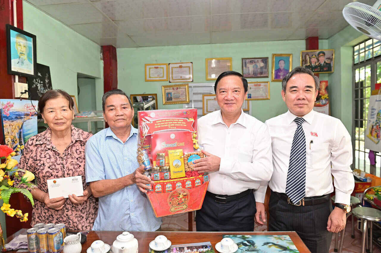 Vice Chairman of the National Assembly Nguyen Khac Dinh gave gifts to Ms. Nguyen Thi Tinh's family. Photo: Thanh Thuy