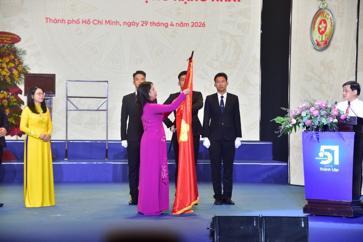 Bí thư Trung ương Đảng, Phó Chủ tịch nước Võ Thị Ánh Xuân trao Huân chương Lao động hạng Nhất cho Saigontourist Group. Ảnh: Minh Tâm