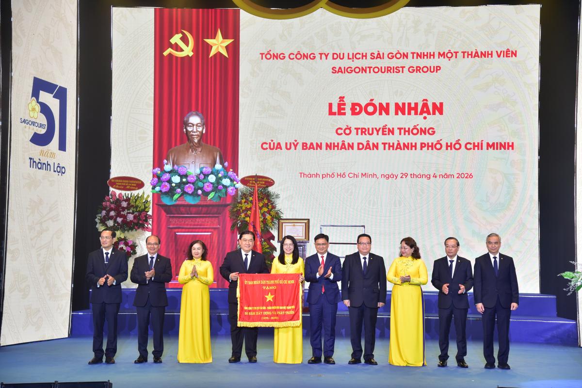 Ông Nguyễn Mạnh Cường - Ủy viên dự khuyết Trung ương Đảng, Ủy viên Ban Thường vụ Thành ủy, Phó Chủ tịch UBND TPHCM trao cờ truyền thống cho Saigontourist Group. Ảnh: Minh Tâm