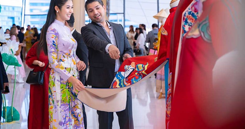 Kể chuyện văn hóa, lịch sử bằng ngôn ngữ thời đại