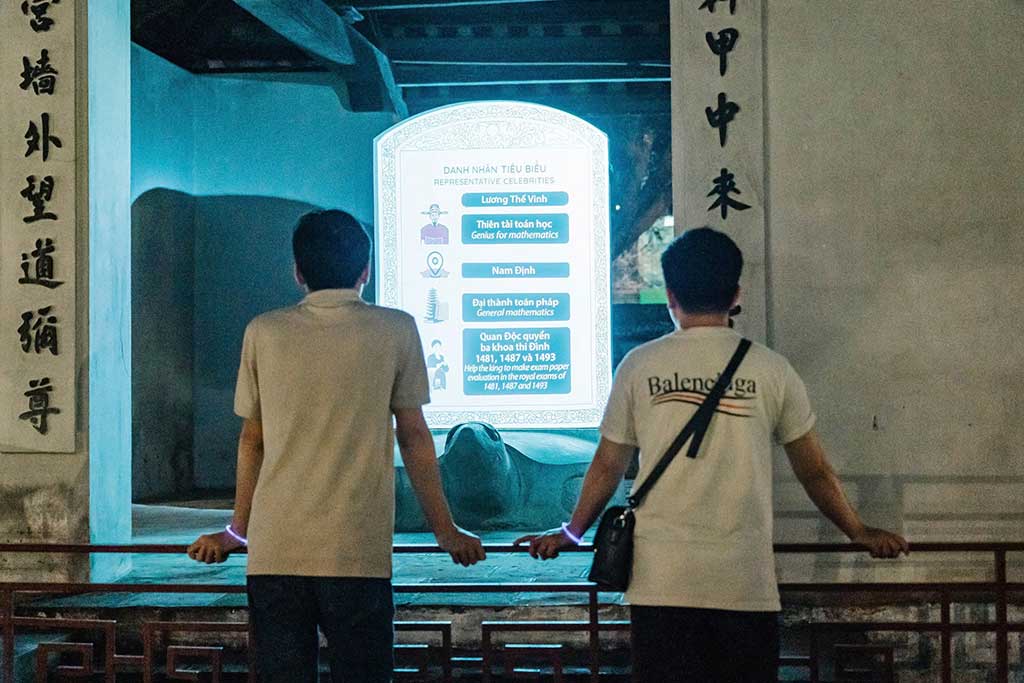 Tại Khu vườn bia tiến sĩ, khách tham quan được tìm hiểu về những nội  dung cơ bản trên mỗi tấm bia Tiến sĩ với sự hỗ trợ của công nghệ trình  chiếu mapping tiên tiến.   Ảnh: THANH NHÀN