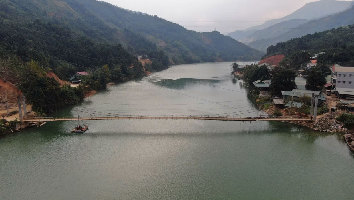 Cầu treo Khe Hóp bắc qua Ngòi Thia dài 160m được xây dựng từ năm 2013. Ảnh: Văn Đức 