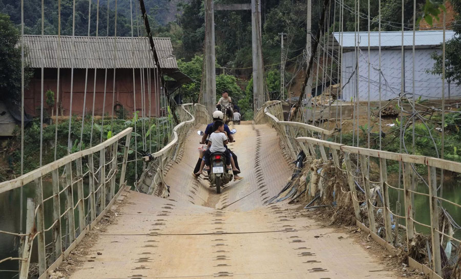 Suspension bridge has been damaged for a long time, people long for a safe path. Photo: Huong Tra