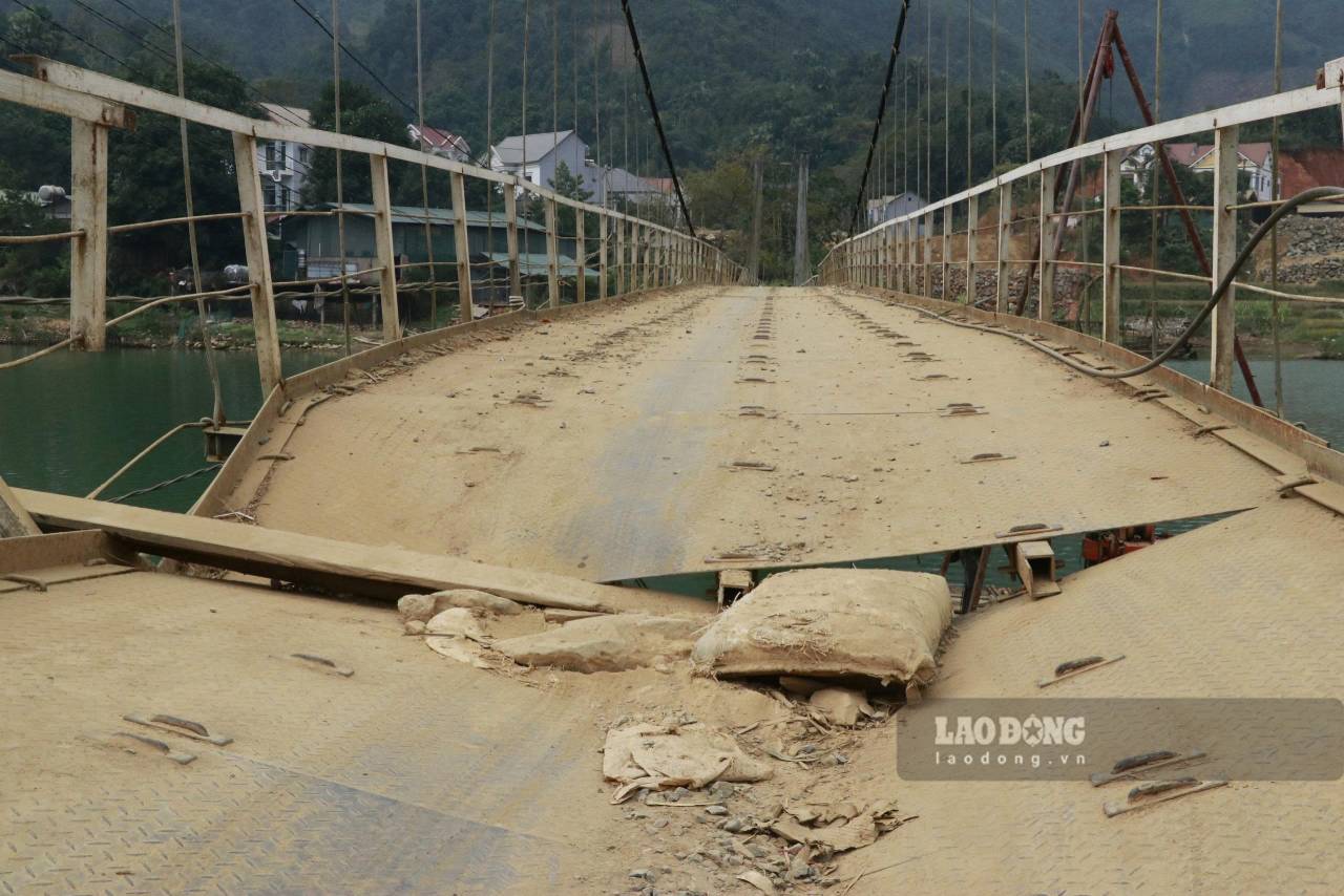 Mặt cầu bị gập khúc, xoắn gãy. Ảnh: Văn Đức 