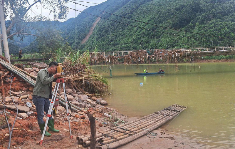 Công tác đo vẽ, giải phóng mặt bằng để xây dựng cầu mới đang được triển khai. Ảnh: Hương Trà