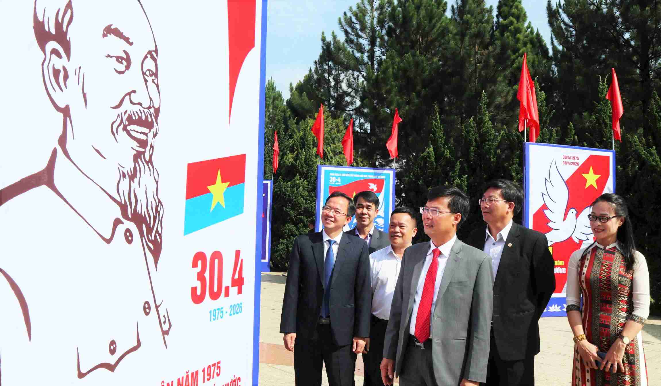 Các đại biểu thưởng lãm tranh cổ động được giới thiệu tại triển lãm. Ảnh: Phúc Khánh 