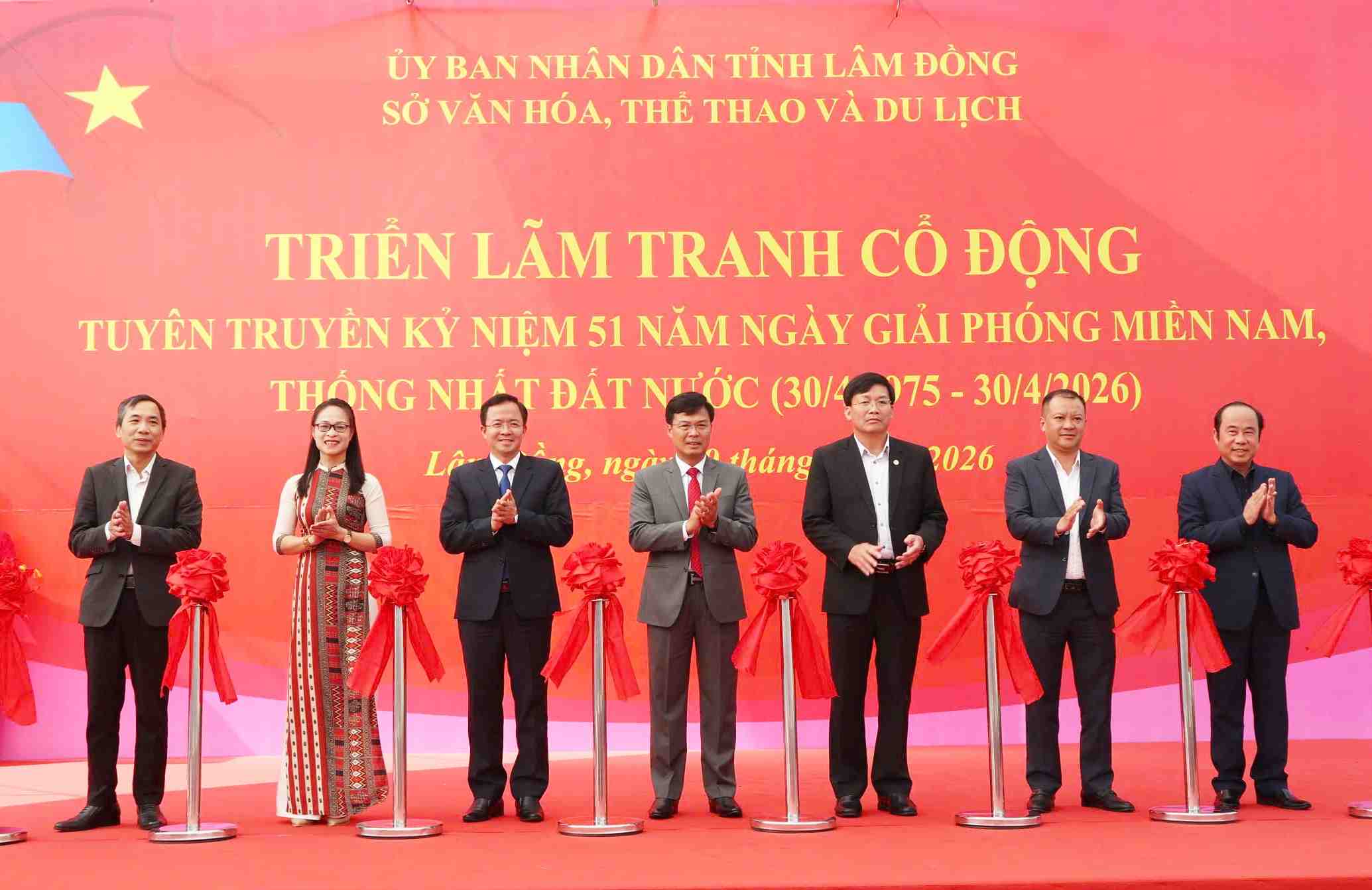 Ban tổ chức thực hiện nghi thức cắt băng khai mạc triển lãm. Ảnh: Phúc Khánh 