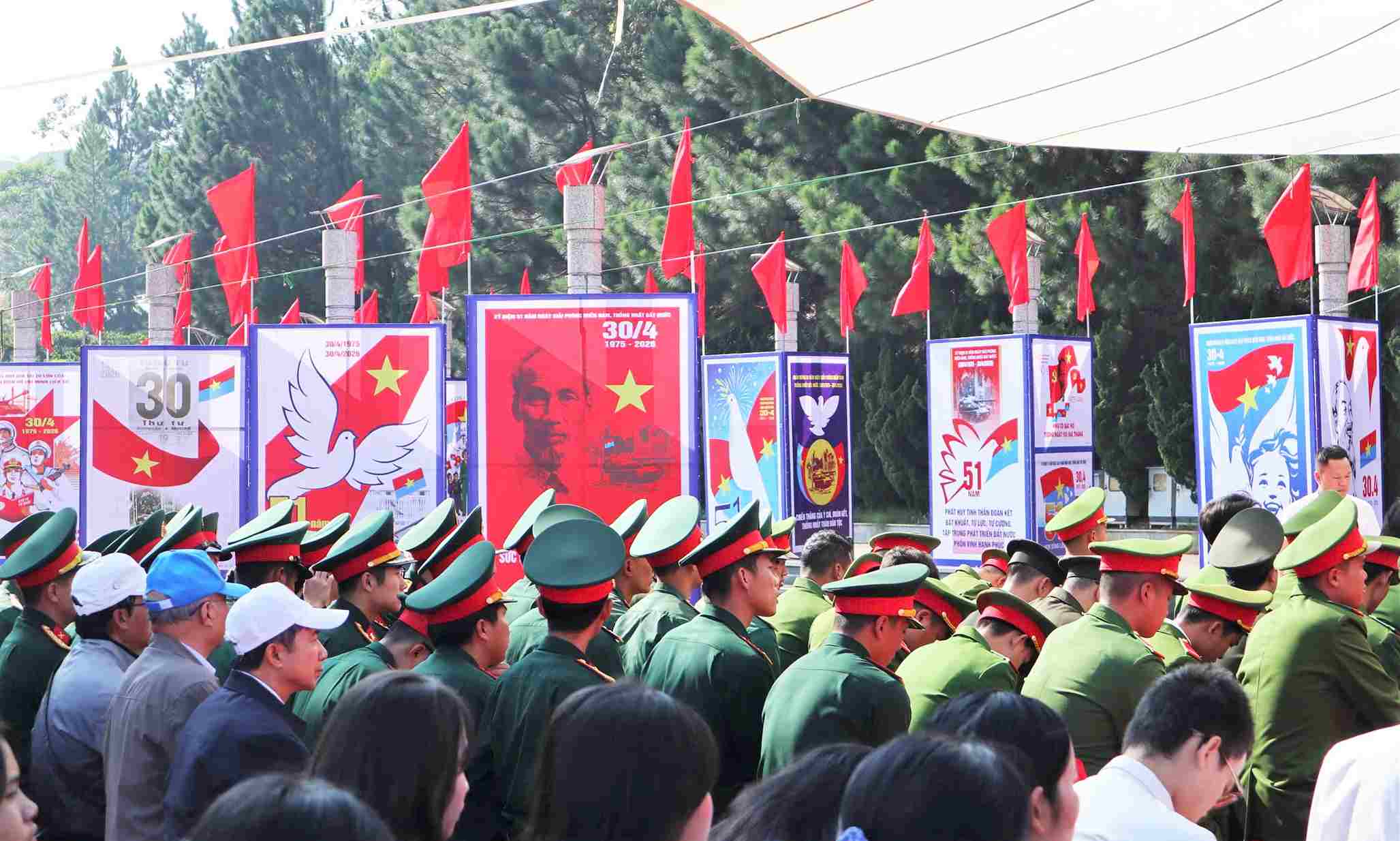 Không gian triển lãm tranh cổ độ kỷ niệm 51 năm Ngày giải phóng Miền Nam tại Đà Lạt. Ảnh: Phúc Khánh 