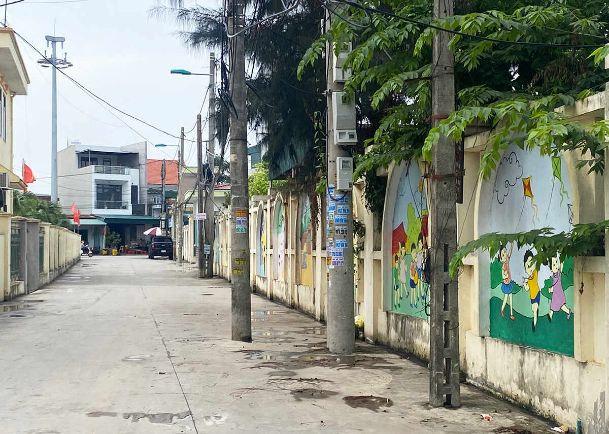 Những cột điện nằm dưới lòng đường ở Quảng Ninh. Ảnh: Nguyễn Huệ