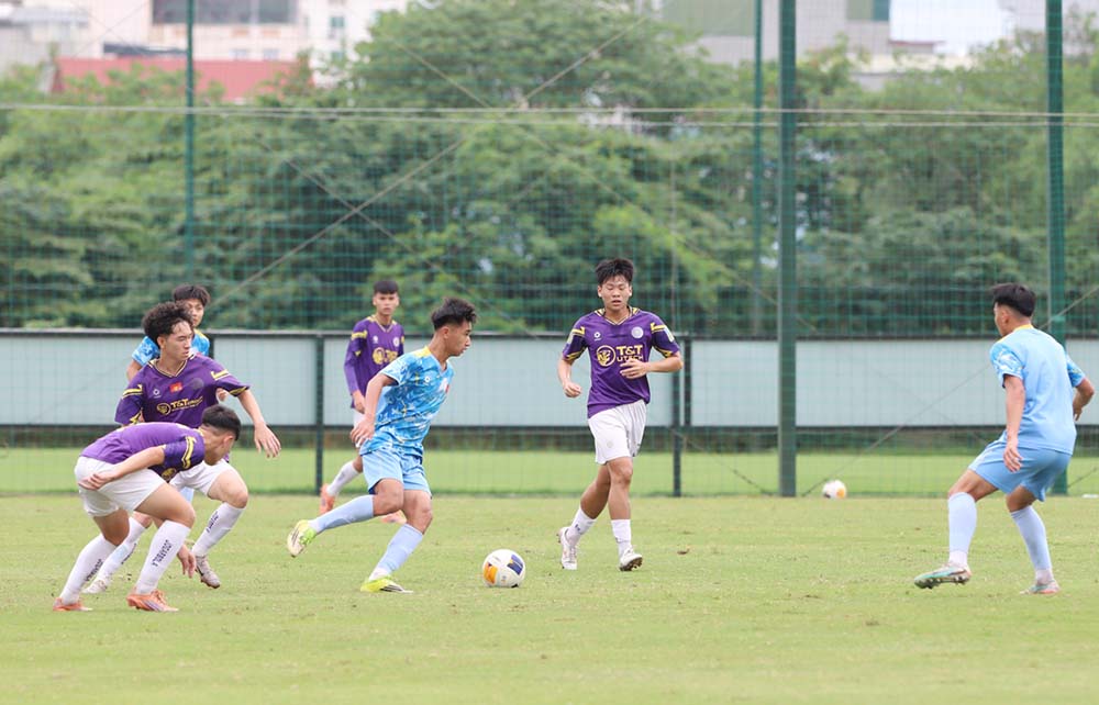 U17 Vietnam plays internal practice before the date of finalizing the list for the Asian tournament. Photo: VFF