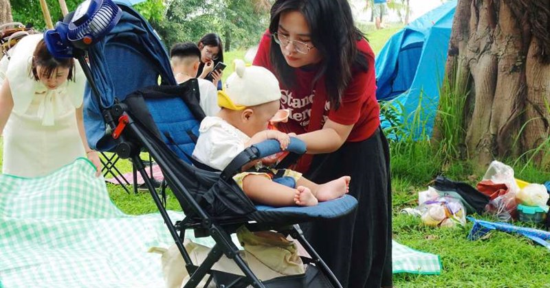 Nhiều gia đình Hà Nội đưa con đi cắm trại dịp lễ