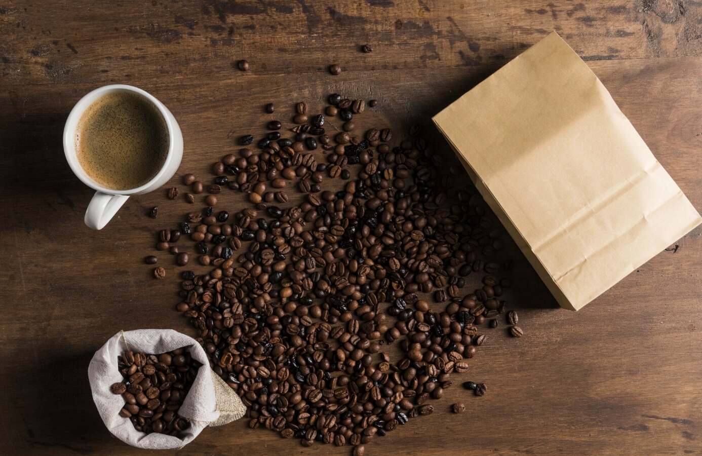 Making coffee tables from cardboard yourself not only saves costs but also helps young families create creative living spaces. Photo: Thuy Duong