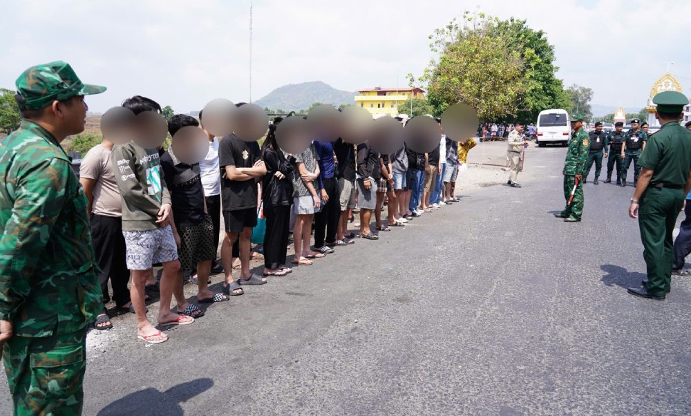 The reception of 33 Vietnamese citizens returned by Cambodia took place at Tinh Bien International Border Gate. Photo: Tien Vinh
