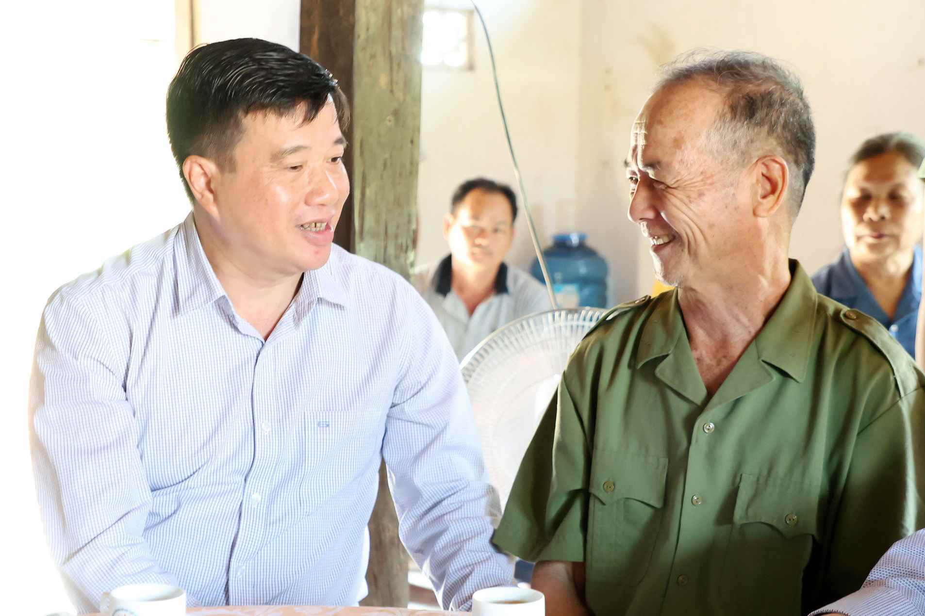 Ông Y Thanh Hà Niê Kđăm, Ủy viên Ban Chấp hành Trung ương Đảng, Bí thư Tỉnh ủy, Trưởng Đoàn ĐBQH tỉnh Lâm Đồng ân cần hỏi thăm ông Mã Quang Vĩnh. Ảnh: Dương Phong 