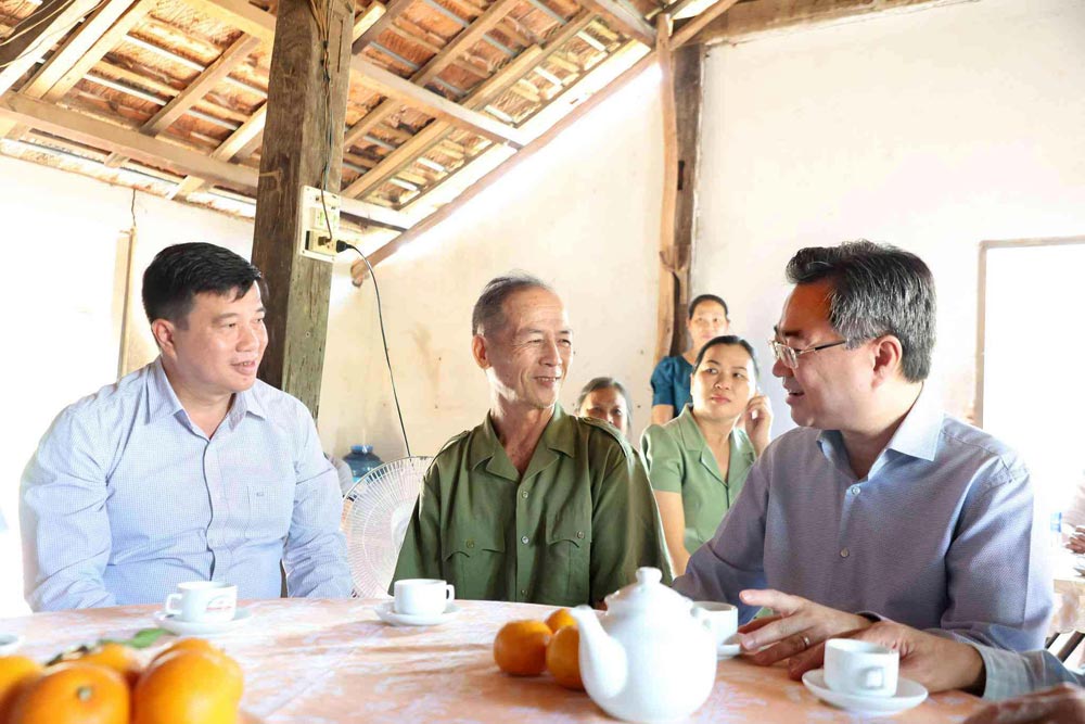 Ông Nguyễn Thanh Nghị - Ủy viên Bộ Chính trị, Bí thư Trung ương Đảng, Trưởng Ban Chính sách, Chiến lược Trung ương (ngoài cùng, bên phải) - cùng Ủy viên Trung ương Đảng, Bí thư Tỉnh ủy, Trưởng Đoàn ĐBQH tỉnh Lâm Đồng Y Thanh Hà Niê Kđăm tới thăm gia đình ông Mã Quang Vĩnh đang thờ cúng liệt sĩ ở xã Cư Jút. Ảnh: Dương Phong