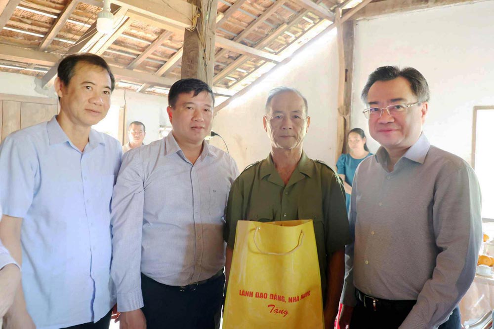 Đoàn công tác Trung ương và tỉnh Lâm Đồng tặng thăm, tặng quà gia đình chính sách tại xã Cư Jút. Ảnh: Dương Phong