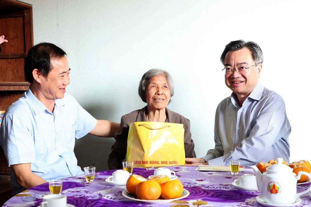 Mr. Nguyen Thanh Nghi - Member of the Politburo, Secretary of the Party Central Committee, Head of the Central Policy and Strategy Committee (outermost, right) - presents gifts of gratitude to Ms. Luong Thi Than on the occasion of the 51st anniversary of the Liberation of the South and national reunification. Photo: Duong Phong
