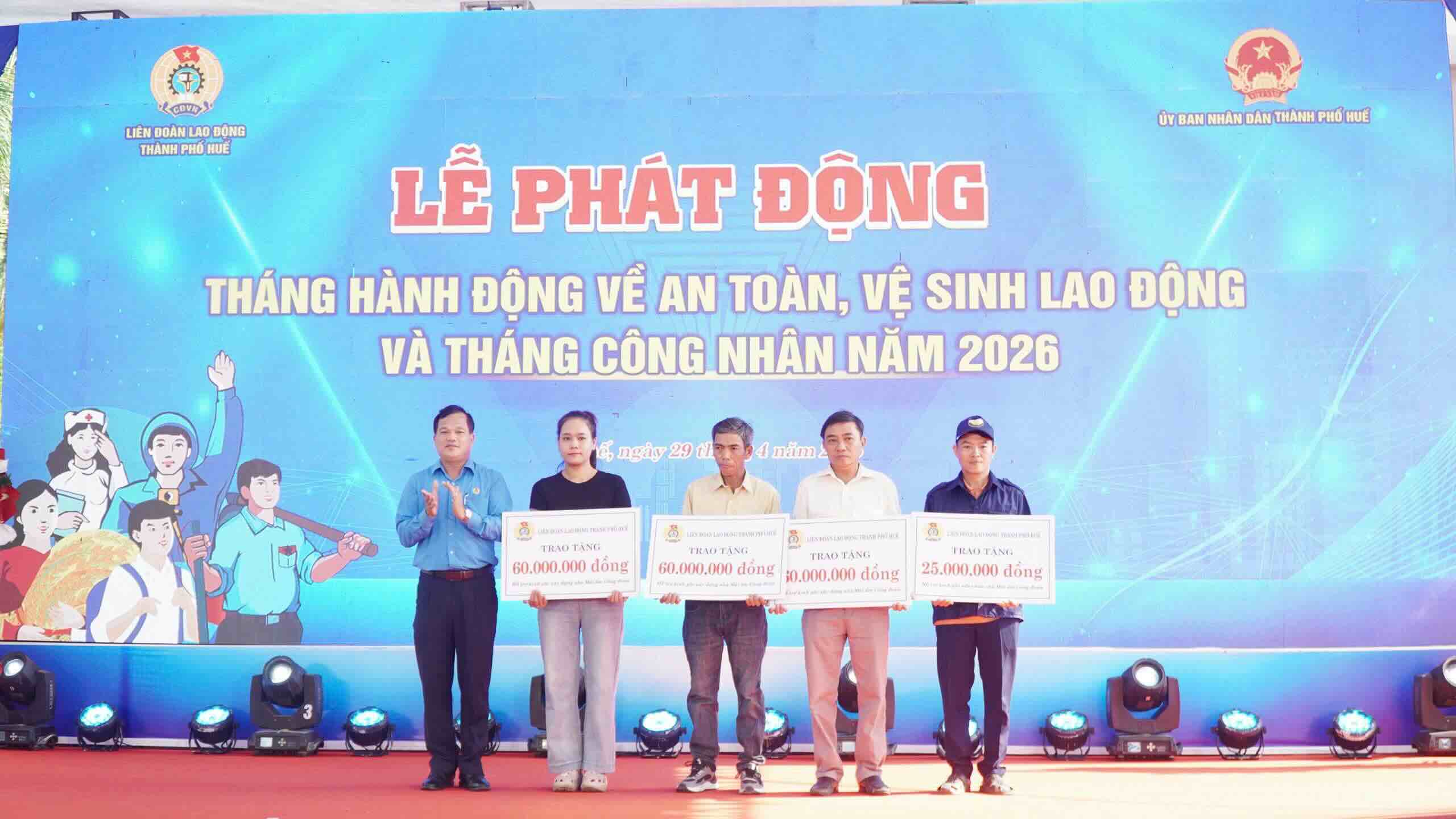 Ông Lê Minh Nhân - Chủ tịch LĐLĐ TP Huế trao hỗ trợ Mái ấm Công đoàn cho đoàn viên, người lao động. Ảnh: Nhã Phương.
