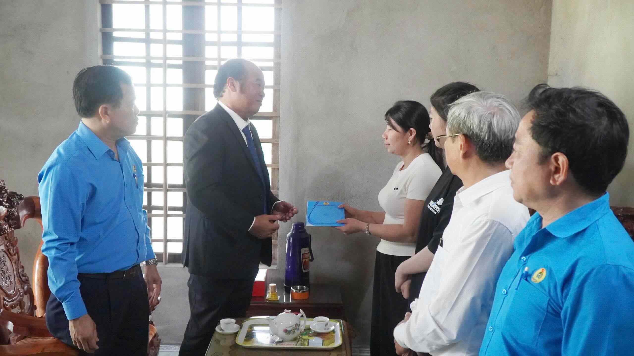 Leaders of Hue City People's Committee and leaders of Hue City Labor Federation present support to union members' families in difficult circumstances. Photo: Nha Phuong.