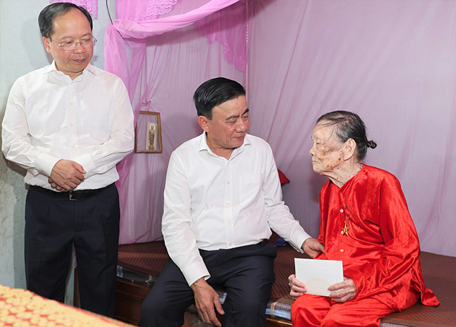 Đồng chí Trần Cẩm Tú - Ủy viên Bộ Chính trị, Thường trực Ban Bí thư và đồng chí Nguyễn Duy Lâm - Ủy viên BCH Trung ương Đảng, Bí thư Tỉnh ủy Hà Tĩnh thăm, tặng quà Mẹ Việt Nam anh hùng Nguyễn Thị Minh. Ảnh: Đình Nhất