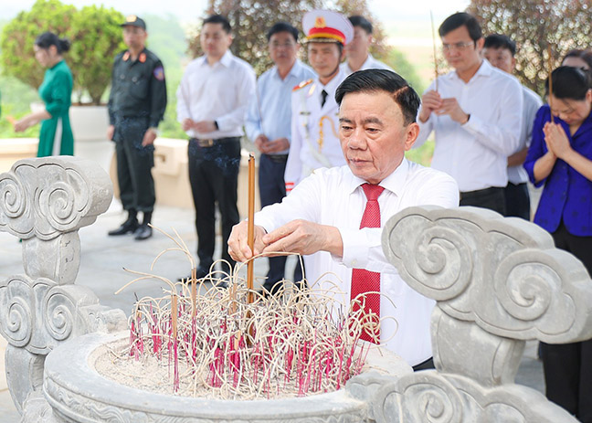 Comrade Tran Cam Tu - Member of the Politburo, Permanent Secretary of the Secretariat offers incense to pay tribute to General Secretary Tran Phu in Ha Tinh. Photo: Dinh Nhat