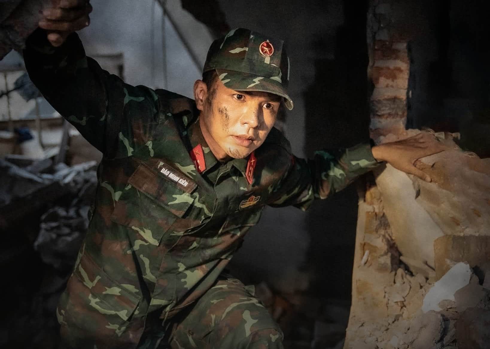 Tạo hình của Steven Nguyễn trong phim “Không giới hạn“. Ảnh cắt từ phim