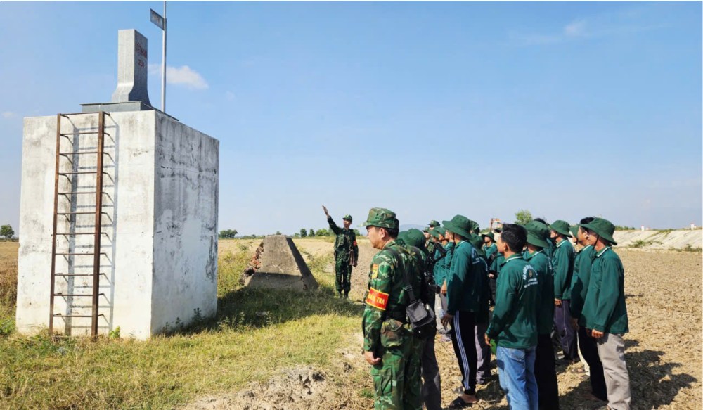 락꾸오이 국경 수비대 간부가 농민 협회 회원들에게 국경 획정 및 표지판 설치 계획의 의미를 소개하고 있습니다. 사진: 띠엔빈