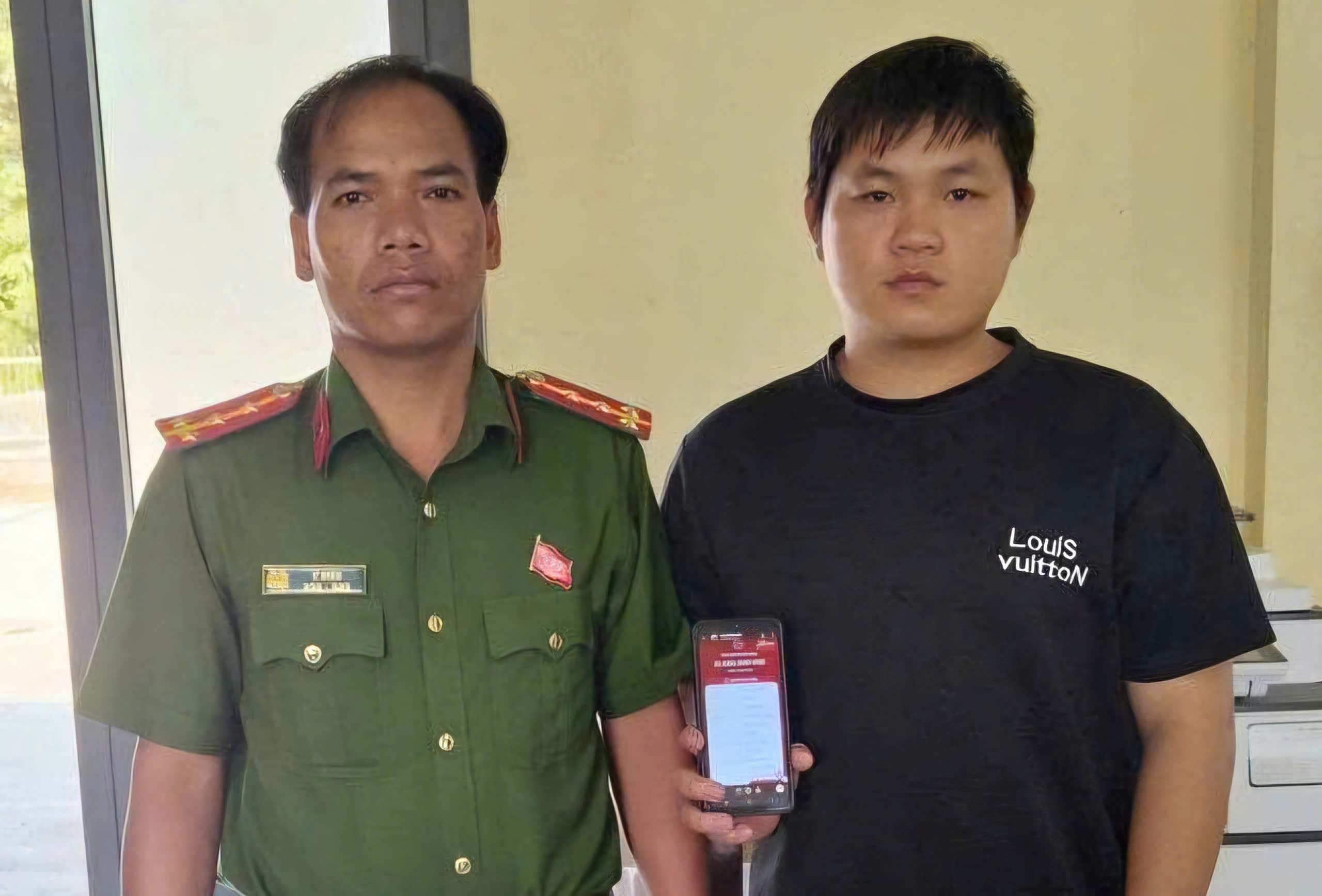 Da Huoai 3 Commune Police supported the young man to verify and return 51 million VND to the person who transferred it by mistake. Photo: Police provided