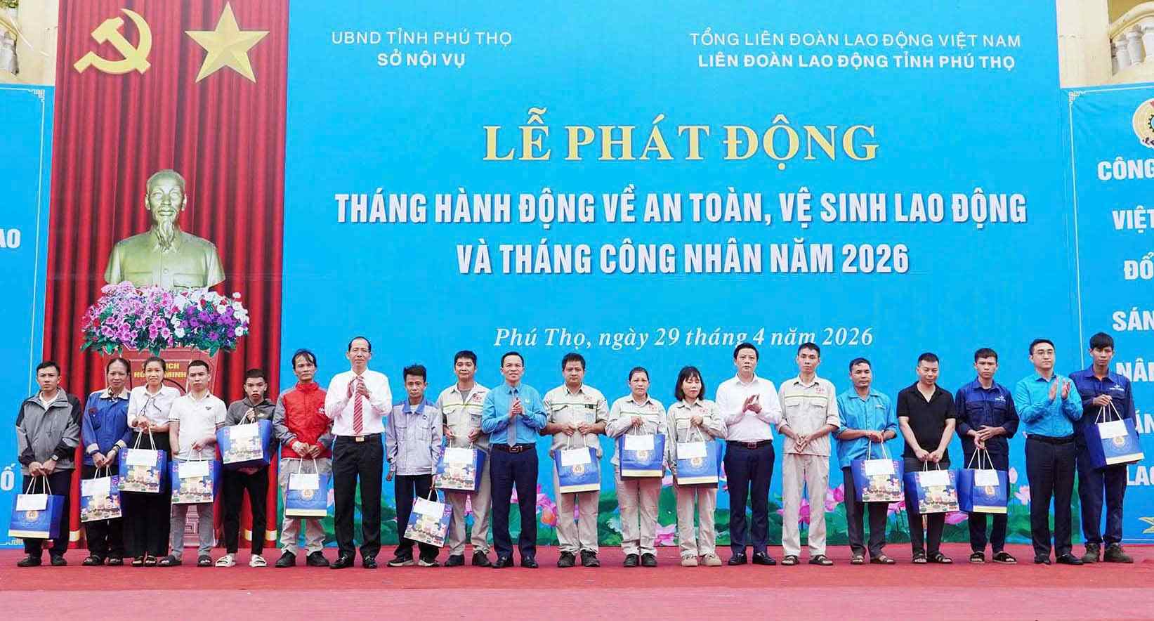 Công đoàn trao quà hỗ trợ các đoàn viên, người lao động bị thương tật do tai nạn lao động. Ảnh: Lê Minh