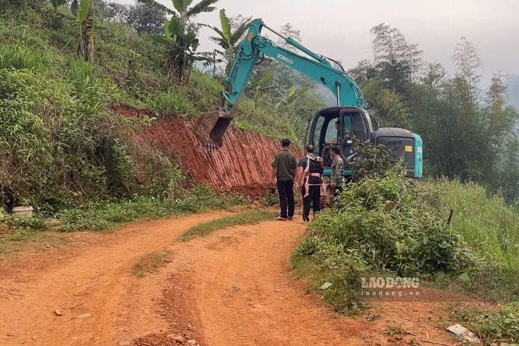 People join hands to donate land, opening a path for development for the highlands of Lao Cai. Photo: Dinh Dai