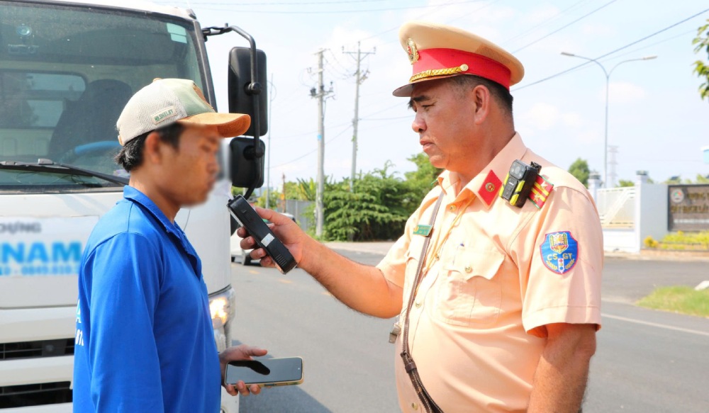 Cảnh sát giao thông kiểm tra nồng độ cồn. Ảnh: Tiến Dũng