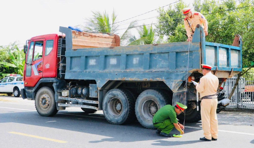 An Giang Provincial Traffic Police strengthen inspection work during the April 30th and May 1st holidays. Photo: Tien Dung