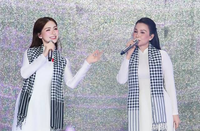 Hòa Minzy và Cẩm Ly biểu diễn ca khúc “Người Việt mình thương nhau” tại đêm nhạc “Âm vang Tổ quốc. Ảnh Nghệ sĩ cung cấp 