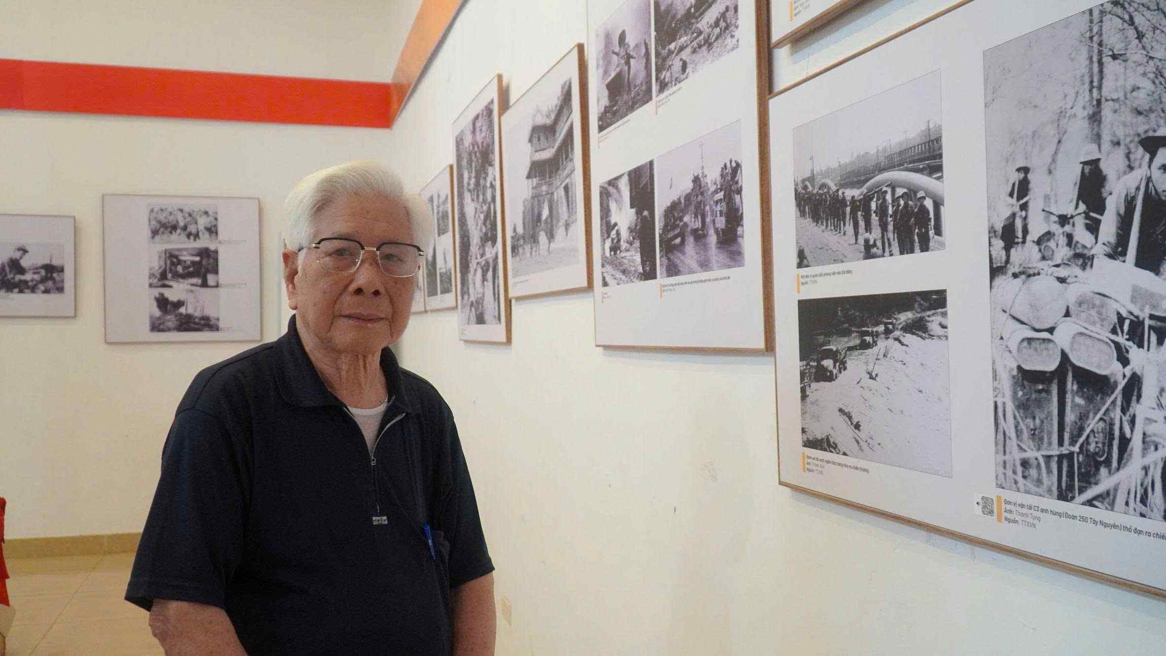 Nghệ sĩ nhiếp ảnh Đinh Quang Thành bồi hồi, xúc động khi nhớ về khoảnh khắc lịch sử. Ảnh: Minh Vũ