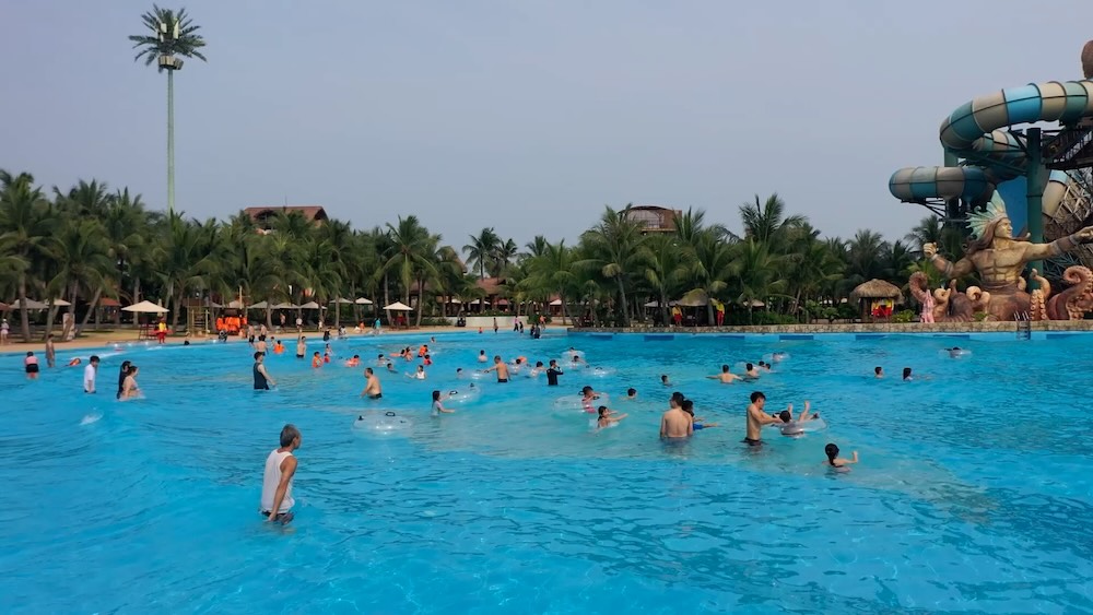 Tens of thousands of tourists flock to Sam Son Water Park. Photo: Quach Du